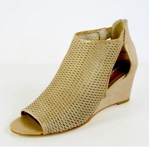 NWT Donald J Pliner Jace Perforated Wedge size 8.5